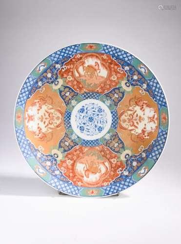 JAPON - XXe siècle.<br />
Grande coupe en porcelaine décorée...
