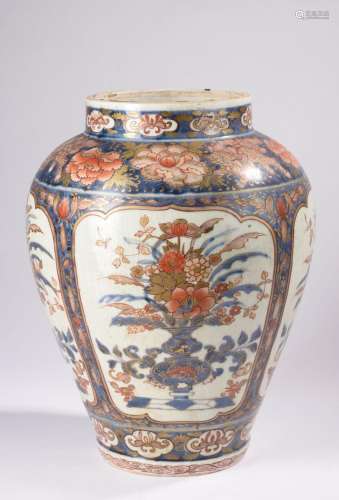 JAPON - XIXe siècle. <br />
Vase balustre en porcelaine à dé...