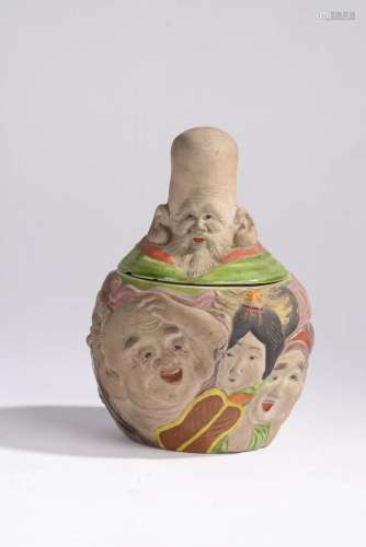 JAPON - XXe siècle.<br />
Pot couvert en porcelaine émaillée...