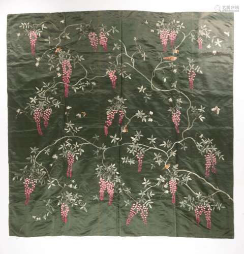 CHINE - Vers 1900.<br />
Panneau en soie vert foncé à décor ...