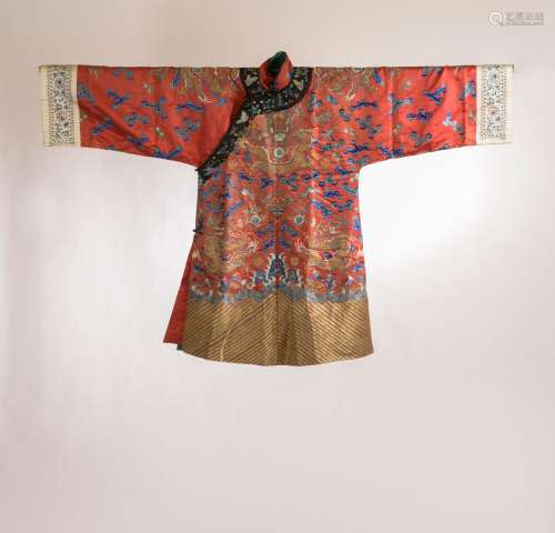 CHINE - Vers 1900.<br />
Veste en soie rouge à décor brodé a...