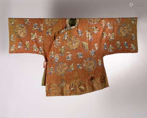 CHINE - XIXe siècle.<br />
Veste en soie orange brodée de fi...