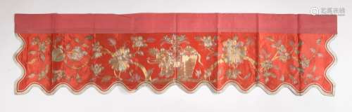 CHINE - Vers 1900.<br />
Panneau de décoration en soie rouge...