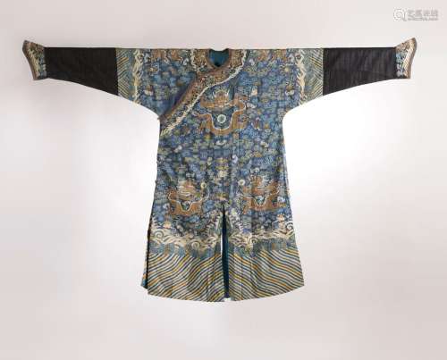 CHINE - XIXe siècle.<br />
Robe jifu en kesi bleu à décor de...