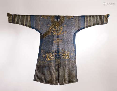 CHINE - XIXe siècle.<br />
Robe jifu en gaze de soie bleue b...