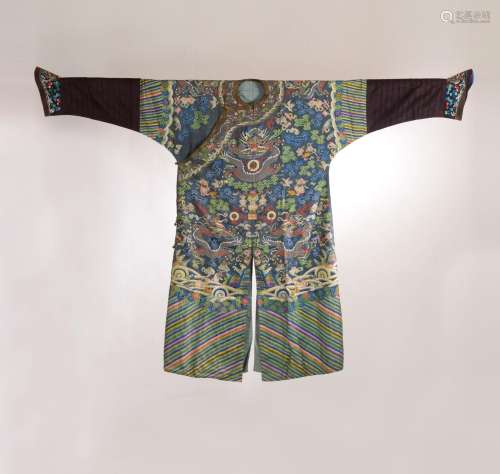 CHINE - XIXe siècle.<br />
Robe jifu en kesi bleu à décor de...