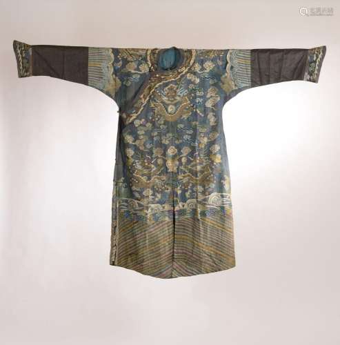 CHINE - XIXe siècle.<br />
Robe jifu en kesi bleu à décor de...