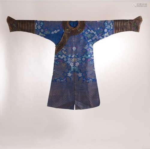 CHINE - Vers 1900. <br />
Robe jifu en soie damassée bleu à ...