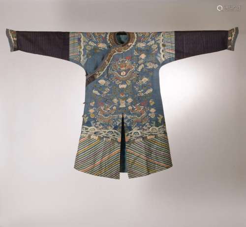 CHINE - XIXe siècle.<br />
Robe jifu en kesi bleu à décor de...