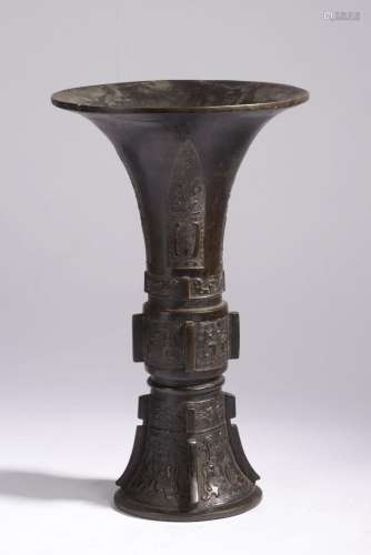 CHINE - XVIIIe/XIXe siècle.<br />
Vase de forme "gu&quo...