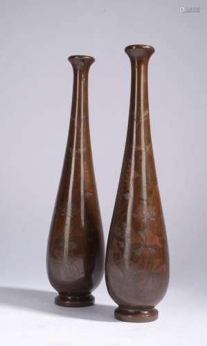 INDOCHINE - Vers 1900.<br />
Paire de vases à long col en br...