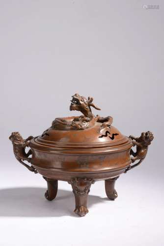 INDOCHINE - Vers 1900.<br />
Brûle-parfum tripode en bronze ...