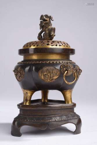 CHINE - Époque KANGXI (1662-1722).<br />
Brûle-parfum tripod...