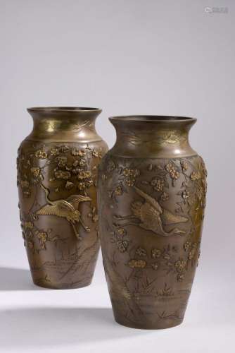 JAPON - XIXe siècle.<br />
Paire de vases renflés en bronze ...