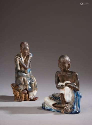 CHINE - XXe siècle.<br />
Ensemble de deux statuettes en grè...