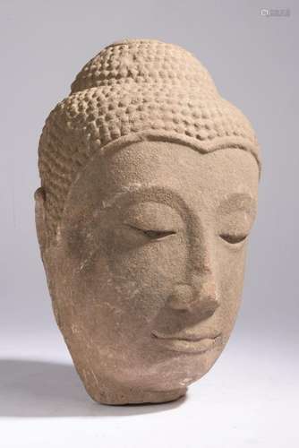 THAILANDE - XVe siècle.<br />
Tête de bouddha en grès gris, ...