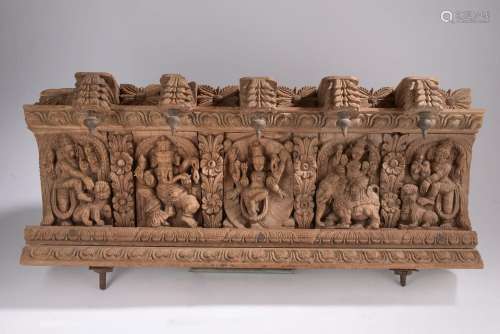 INDE - XIXe siècle.<br />
Bois de char sculpté de cinq divin...