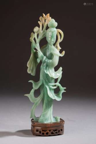 CHINE - XXe siècle.<br />
Guan Yin en quartz vert, sur son s...