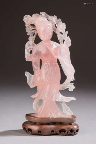 CHINE - XXe siècle.<br />
Guan Yin en quartz rose (manques),...