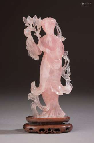 CHINE - XXe siècle.<br />
Guan Yin en quartz rose (manques),...