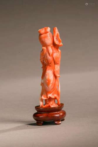 CHINE - XXe siècle.<br />
Guan Yin en corail sculpté, sur so...