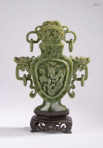 CHINE - XXe siècle.<br />
Vase en pierre dure verte nuancée ...