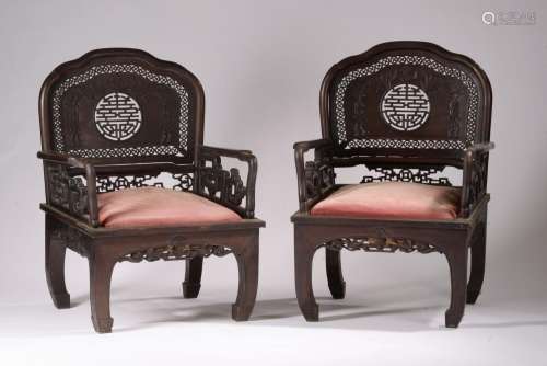 CHINE - Vers 1900.<br />
Paire de fauteuils en bois, le doss...