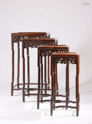 CHINE - Vers 1900.<br />
Quatre tables gigognes en bois ajou...