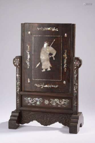 INDOCHINE - XIXe siècle.<br />
Petit écran de table en bois ...