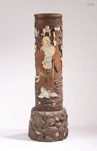 JAPON, XIXe siècle. <br />
Haut vase en bambou, bois sculpté...