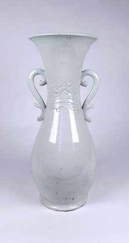 GRAND VASE en porcelaine émaillée blanc. CHINE, XXe siècle. ...