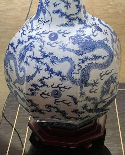 PAIRE DE GRANDS VASES en porcelaine bleu blanc. CHINE, Qing,...