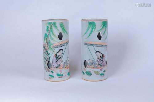 PAIRE DE VASES en porcelaine polychrome. CHINE, début du XXe...