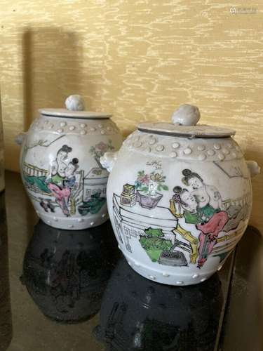 PAIRE DE POTS couverts en porcelaine polychrome. CHINE, prem...