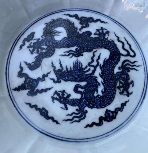 COUPE en porcelaine bleu blanc. CHINE. Lobée, à décor de dra...