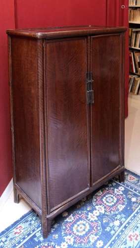 ARMOIRE en bois Longyanmu. CHINE, XVIIe/XVIIIe siècle. Ouvra...