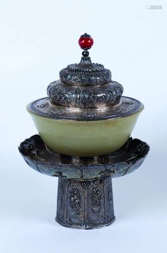 COUPE à beurre en jade et argent repoussé à bas-titre. TIBET...