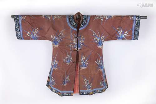 ROBE DE FEMME en soie bordeaux brodée. CHINE, fin de la dyna...