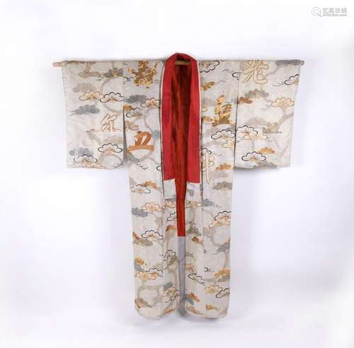 KIMONO en soie bleu pâle brodée en fils métalliques dorés. J...