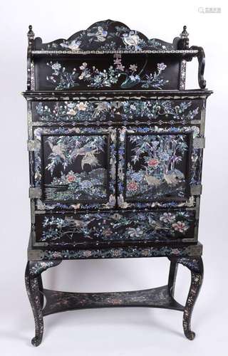 CABINET en laque de Nagasaki. JAPON, XIXe siècle. Ouvrant pa...