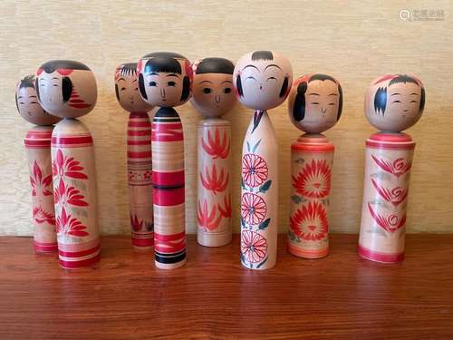 HUIT POUPÉES Kokeshi en bois peint. JAPON, 1ère moitié du XX...