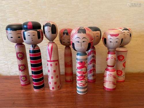 HUIT POUPÉES Kokeshi en bois peint. JAPON, 1ère moitié du XX...