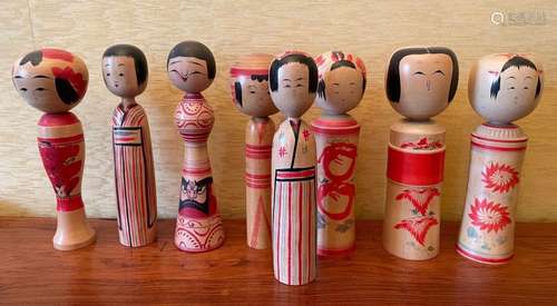 HUIT POUPÉES Kokeshi en bois peint . JAPON, 1ère moitié du X...