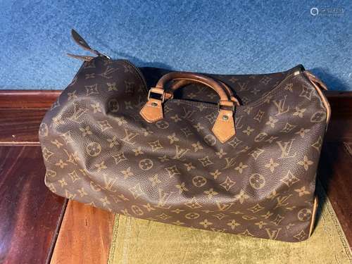 VUITTON : SAC besace en cuir et toile enduite siglée, avec s...