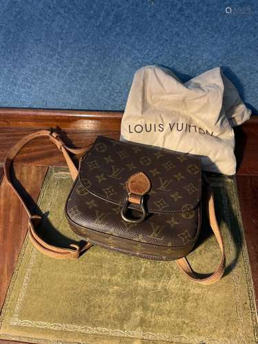 VUITTON : SAC bandoulière en cuir et toile enduite siglée, a...