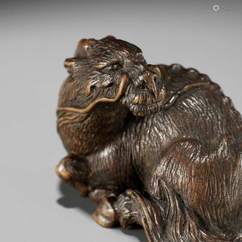 【†】 ICHIYU: A SUPERB NAGOYA SCHOOL WOOD NETSUKE OF A RECUMBE...