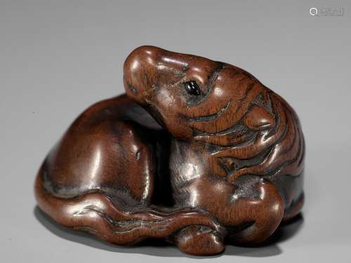 【†】 IKKAN: A SUPERB WOOD NETSUKE OF A RECUMBENT HORSE