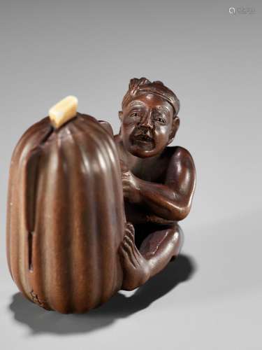 SHUGETSU SHIZAN: A FINE WOOD NETSUKE OF A MAN CUTTING A GIGA...