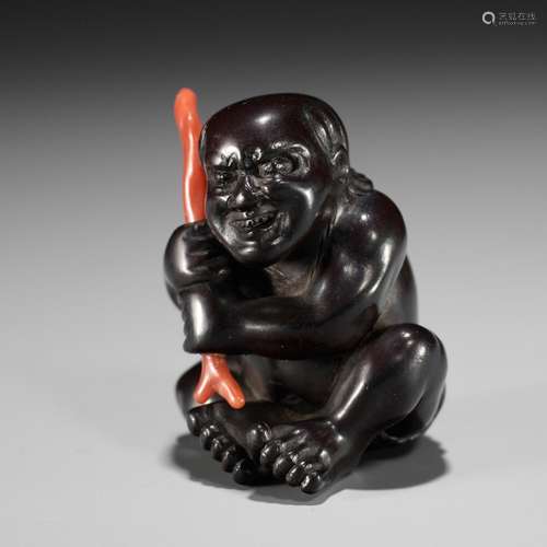 【†】 TOMOKAZU: A DARK WOOD NETSUKE OF A CORAL FISHERMAN