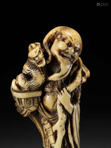 A POWERFUL TALL STAG ANTLER NETSUKE OF CHINNAN SENNIN, ATTRI...